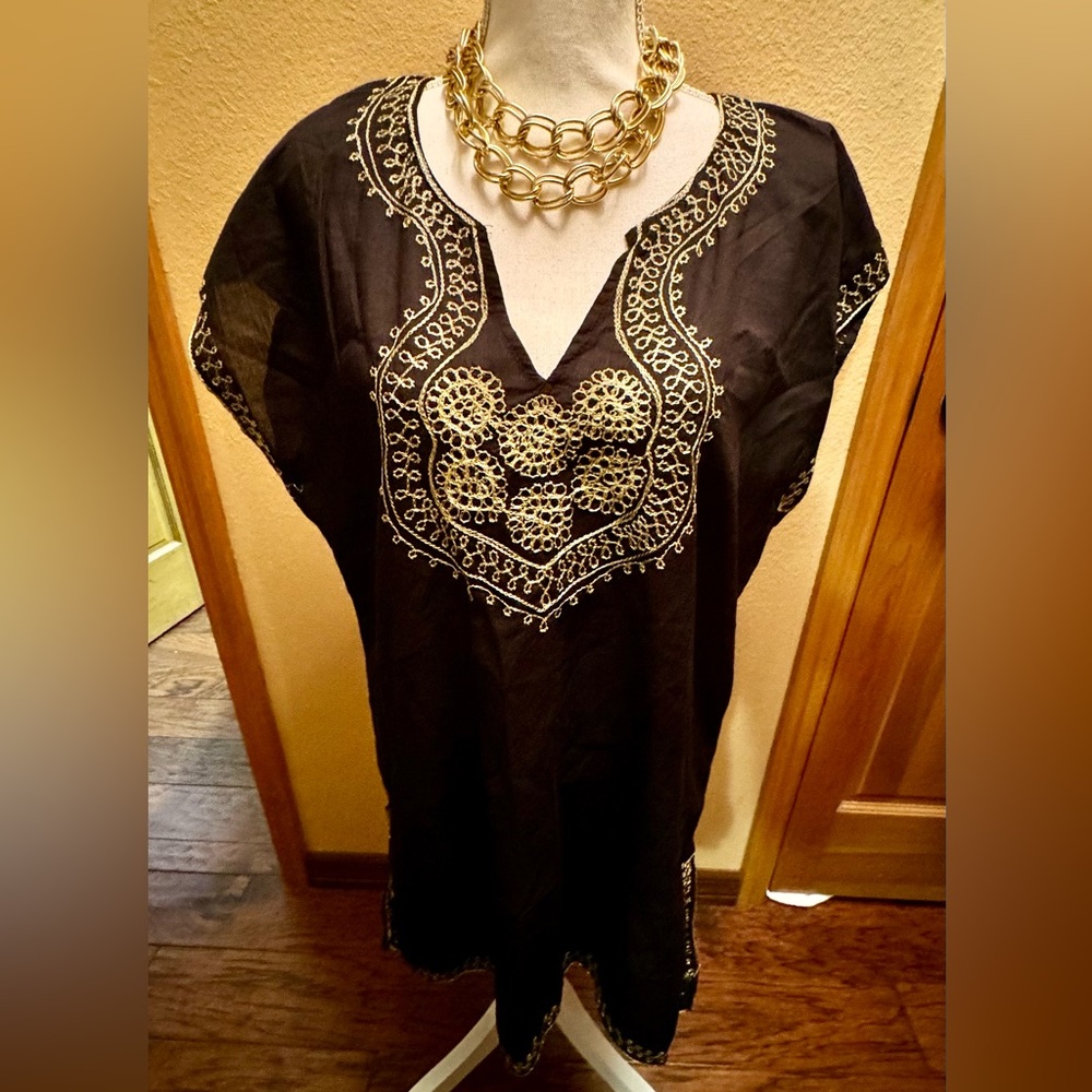 Raviya embroidered women’s tunic coverup. Size M